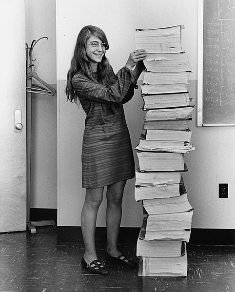 Margaret Hamilton con el código del Apollo 11